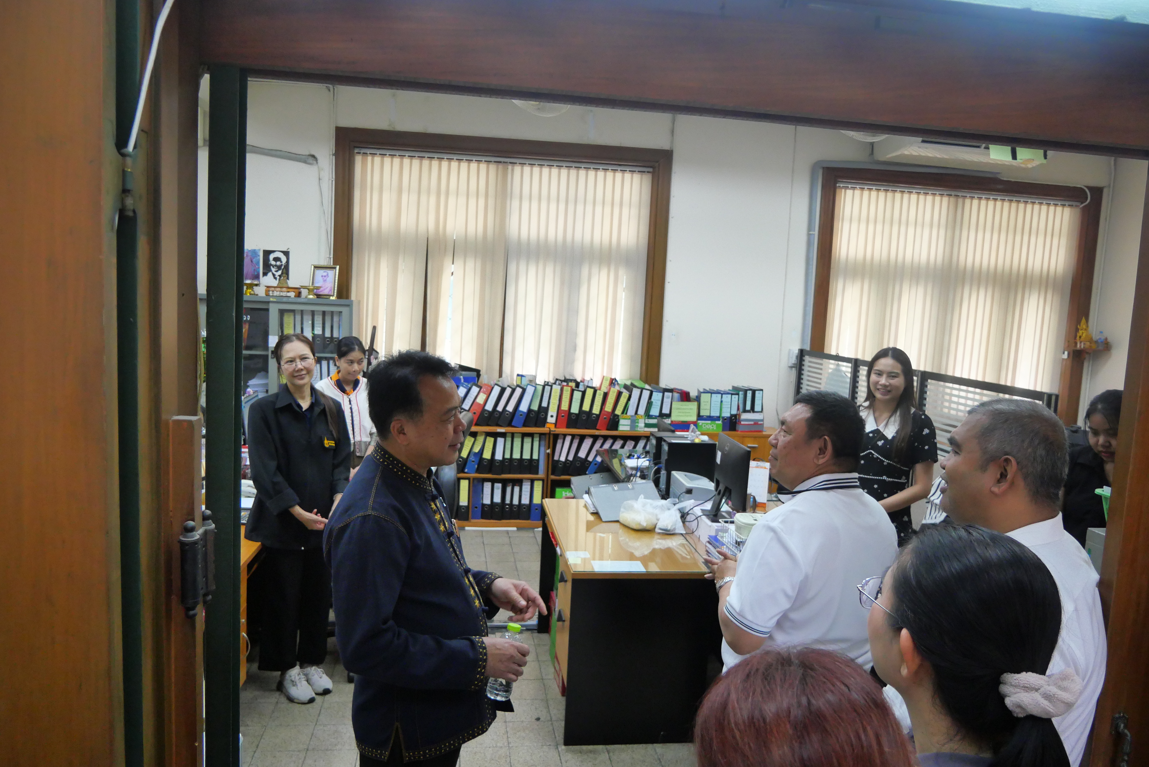 title - เลขาธิการ ส.ป.ก. ตรวจเยี่ยมบุคลากร ส.ป.ก. ถนนราชดำเนินนอก